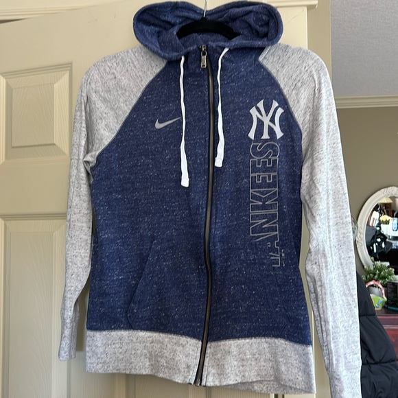 NIKE Ladies NEW YORK YANKEES HOODIE ⚾️ - Picture 1 of 9